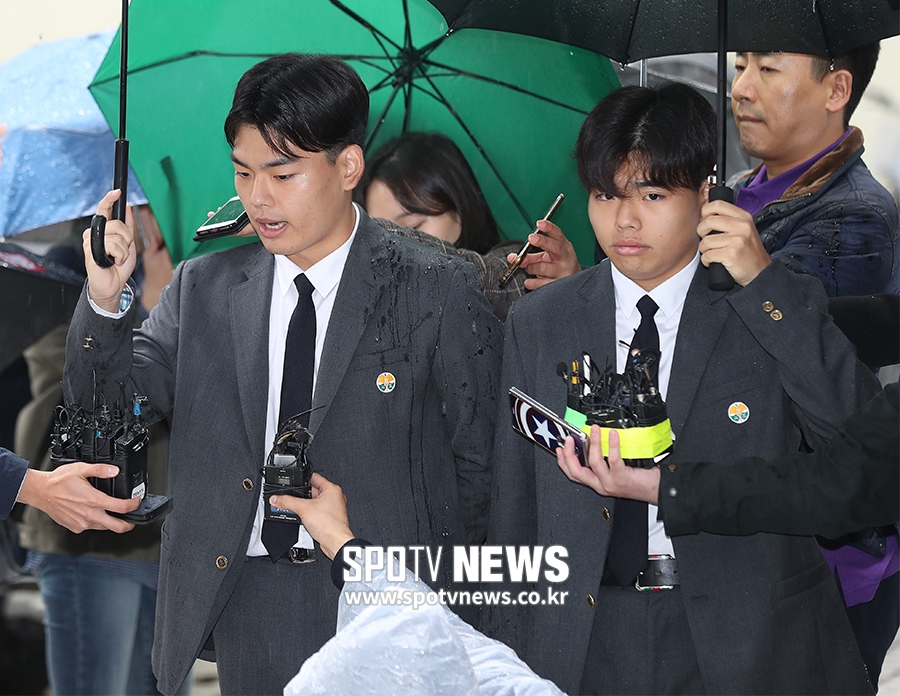 [포토S] 더 이스트라이트 이석철·이승현, 고소인 조사차 경찰 출석