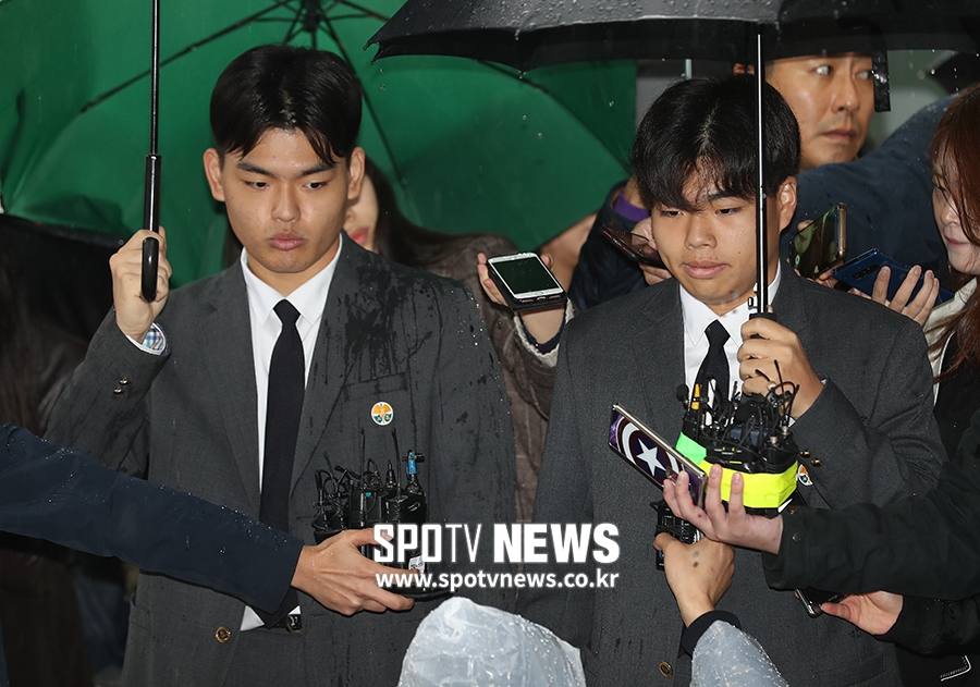 [포토S] '폭행 피해' 더 이스트라이트, 고소인 조사차 경찰서 출석