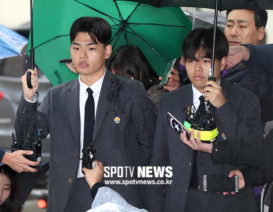 [포토S] '폭행 폭로' 더 이스트라이트 이석철-이승현, 경찰 출석
