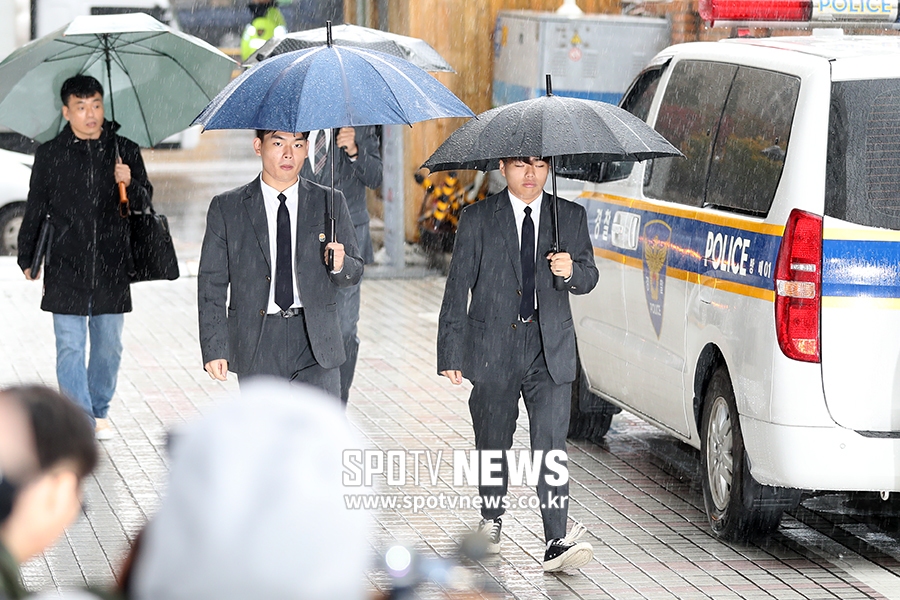 [포토S] '폭행 폭로' 이석철-이승현, 교복 입고 경찰서 출석