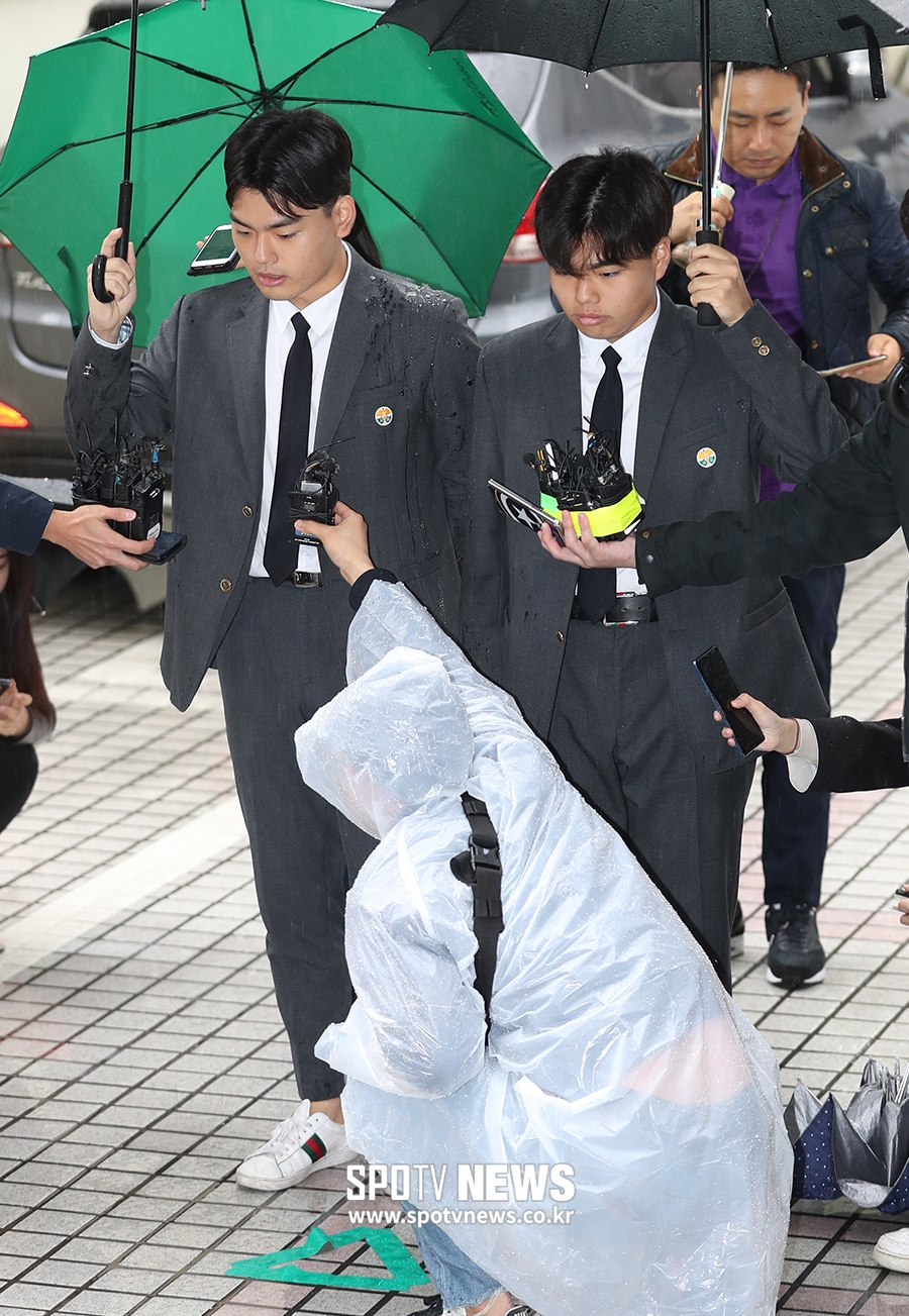[포토S] '경찰 출석' 이석철-이승현, 어두운 표정