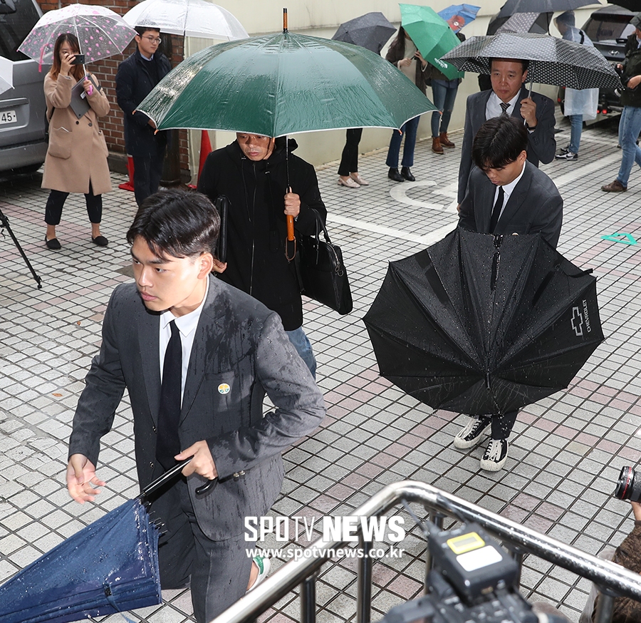 [포토S] 이석철-이승현, 아버지-변호사와 함께 경찰서 출석