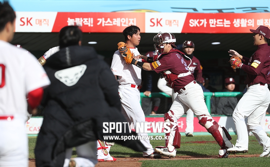 [포토S] 최정, 얼굴쪽으로 날아온 공에 격분 벤치클리어링 발발