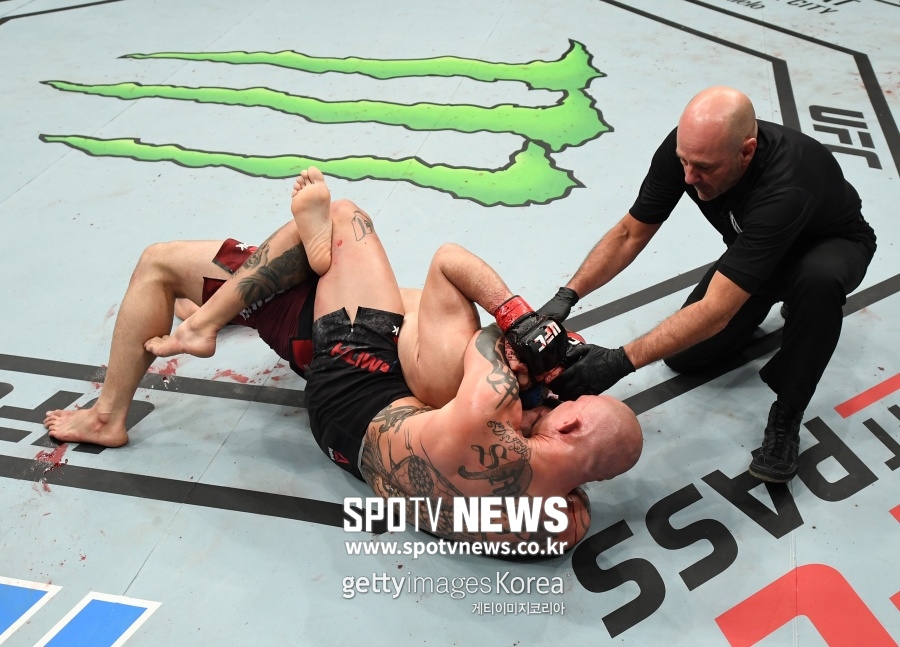 [UFC] 스미스 역전승…초크로 '체력 약점' 볼칸 꺾고 3연승