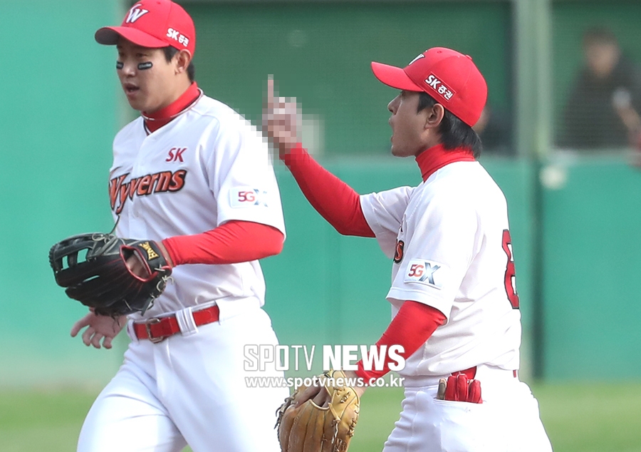 [포토S] 샌즈 향해 손가락 욕설하는 김성현