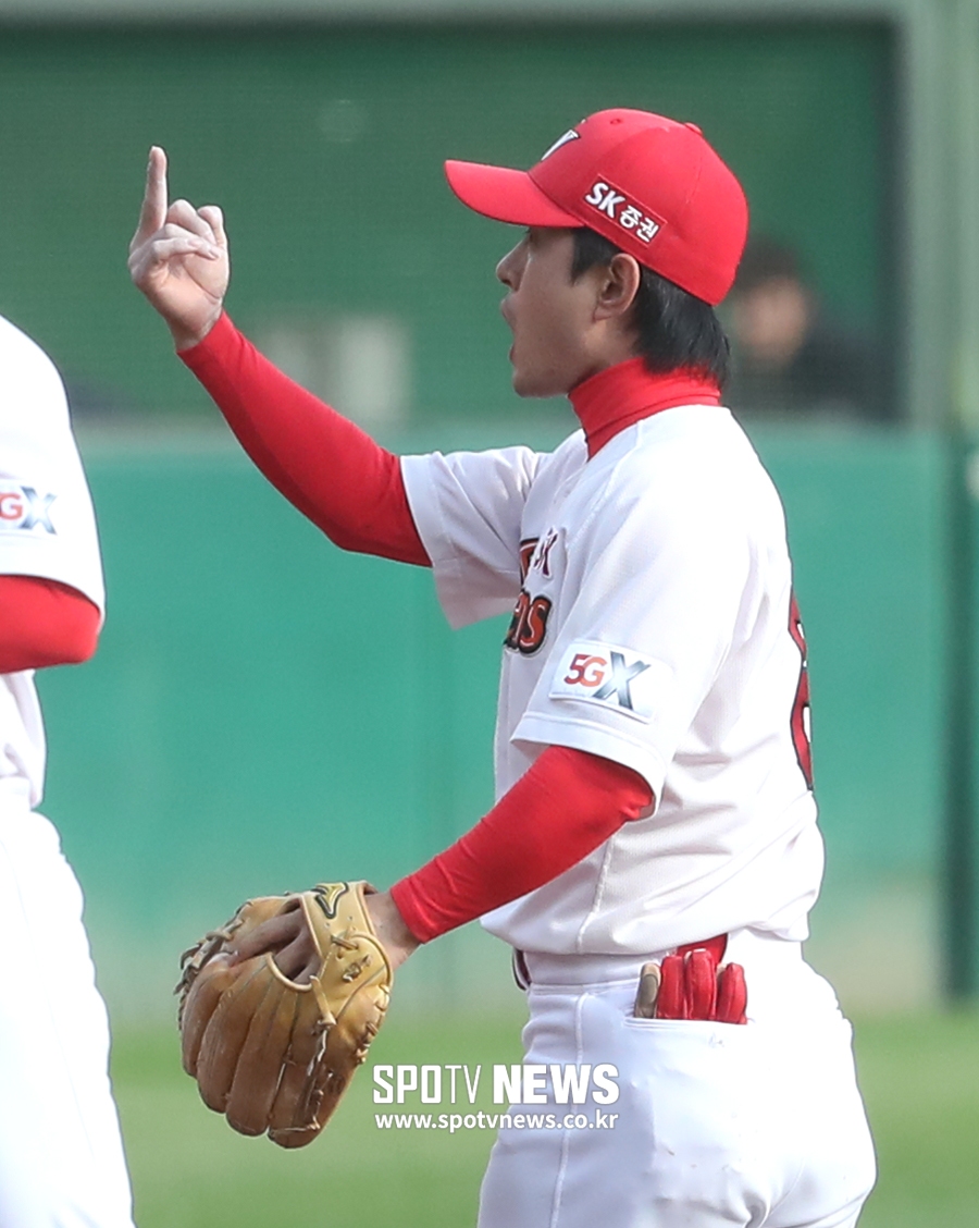 [포토S] 김성현, 거친 태클에 흥분해 손가락 욕설