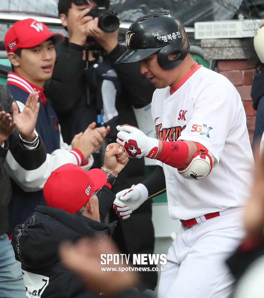 [포토S] 힐만 감독과 하이파이브 하는 홈런 타자 최정