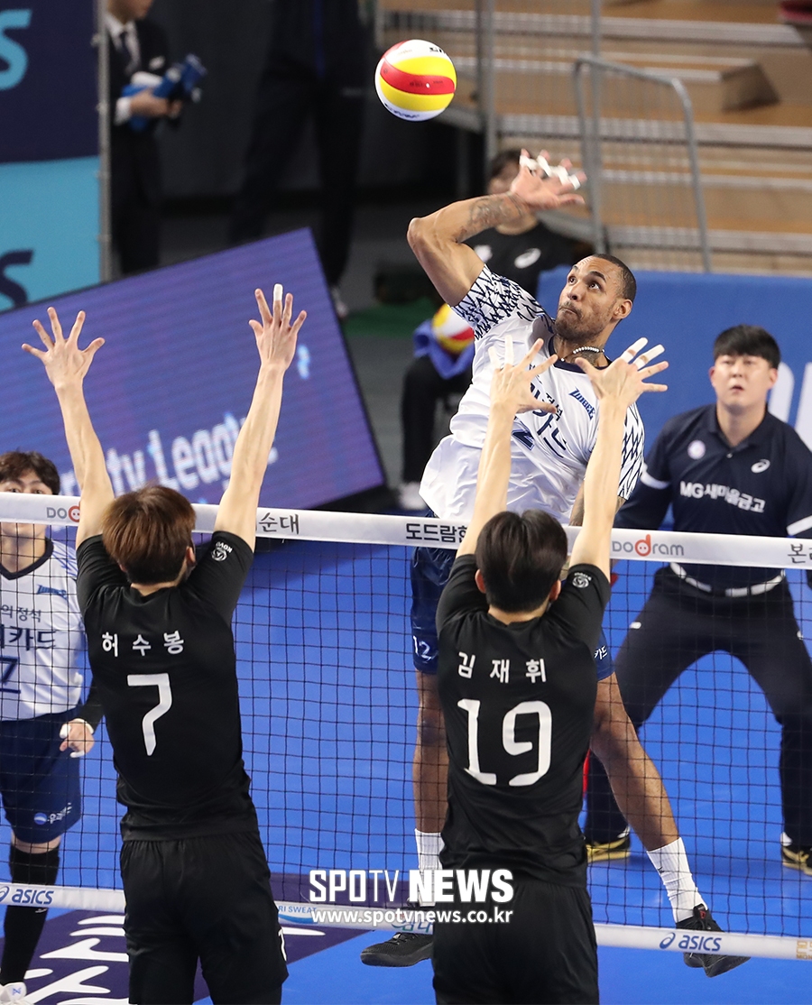 '아가메즈 23득점' 우리카드, 강호 현대캐피탈 꺾고 연패 탈출