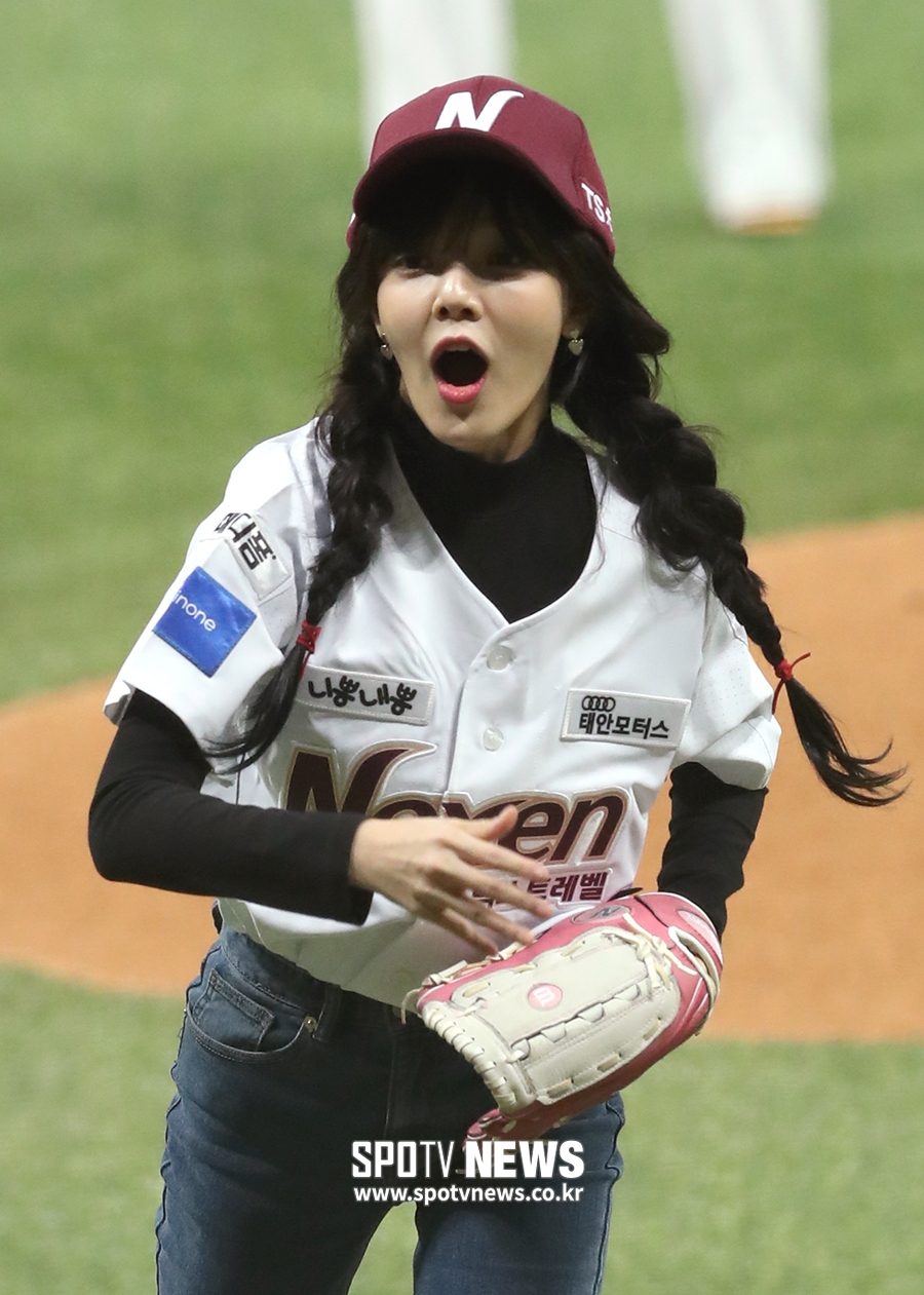 [포토S] AOA 지민, 패대기 시구에 본인도 깜짝!