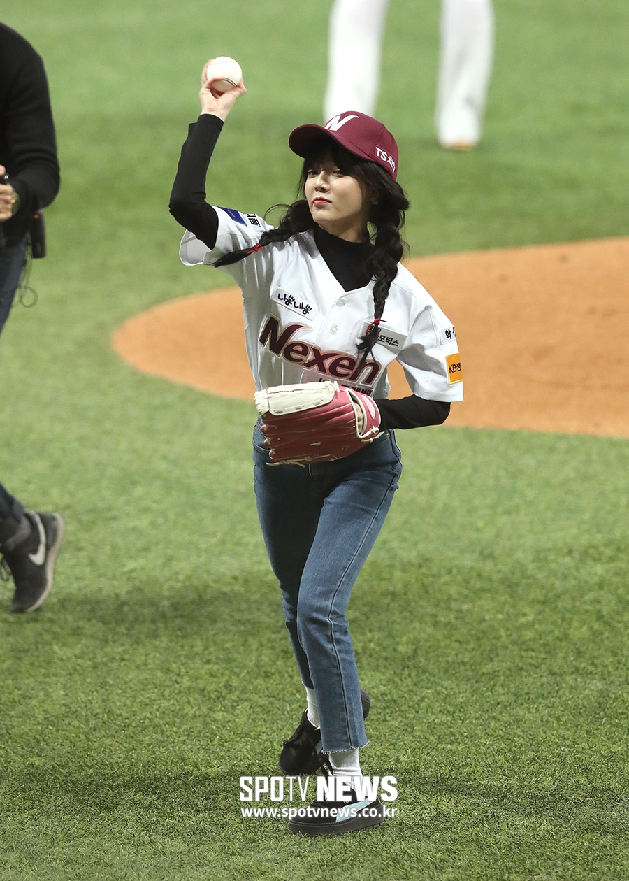 [포토S] AOA 지민, 깜찍한 양갈래 머리하고 PO 3차전 시구!
