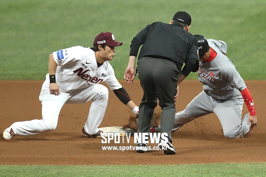 [포토S] 2루 도루 성공하는 김강민