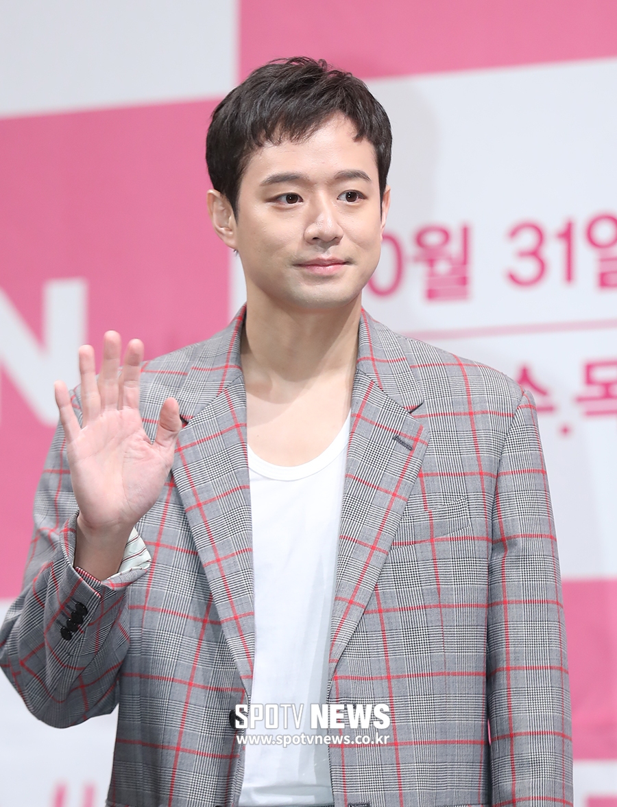 [포토S] 포즈 취하는 배우 천정명