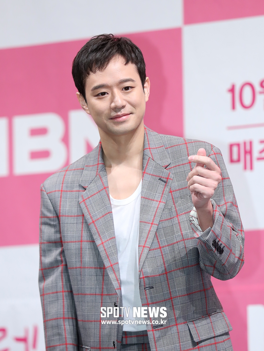 [포토S] 천정명, 달콤한 손하트