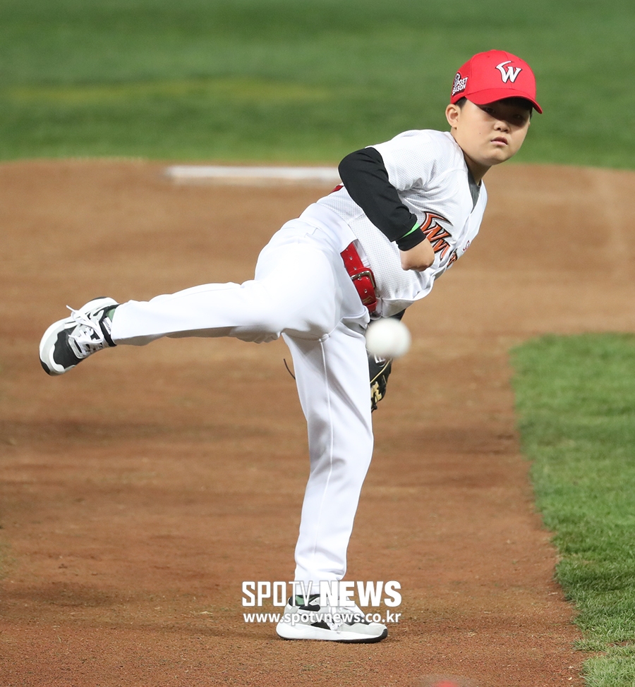 [포토S] 승리 기원 시구하는 김진욱 어린이
