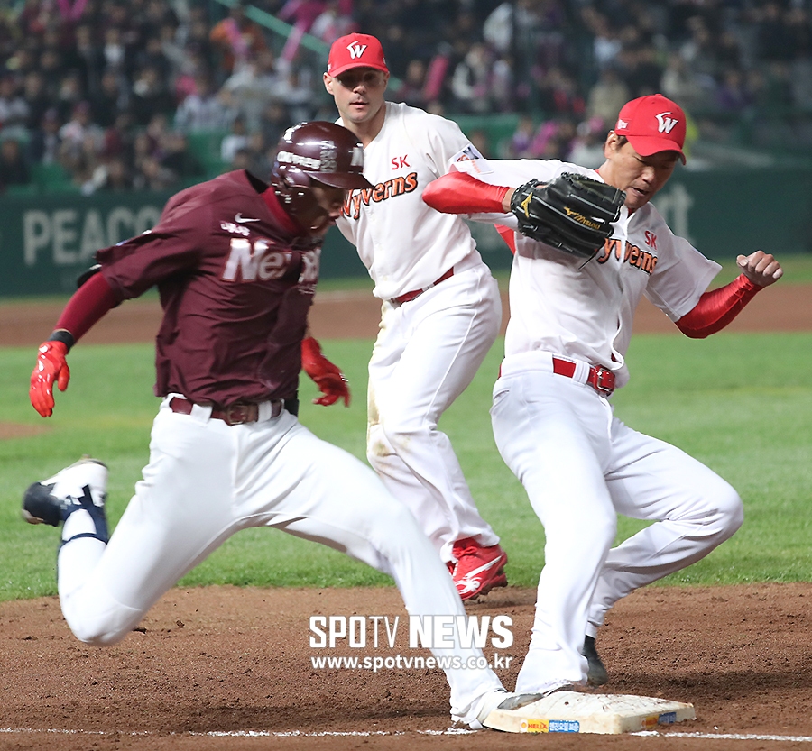 [포토S] 김광현, '내 발이 먼저야'
