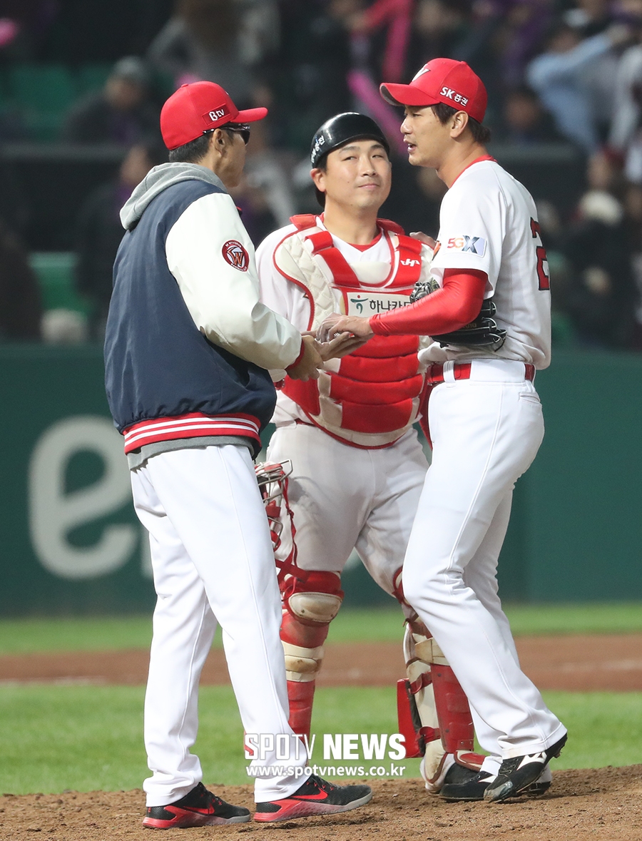 [포토S] 손혁 코치, '광현아 수고했어'
