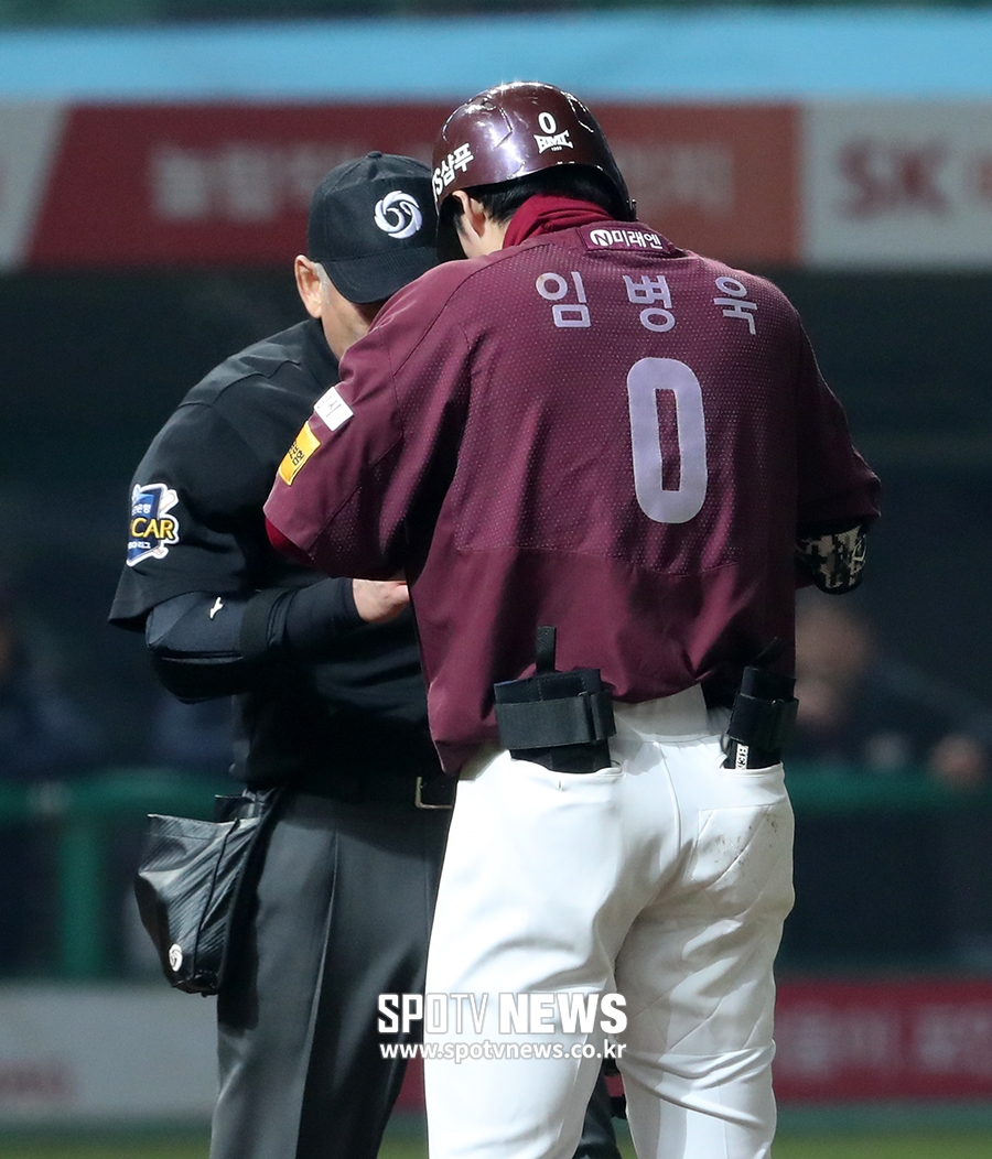 [포토S] 임병욱, '손에 맞았어요 정말'