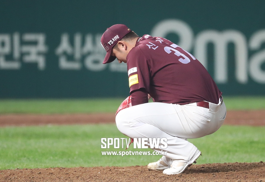 [포토S] 동점 솔로포에 주저앉은 신재영