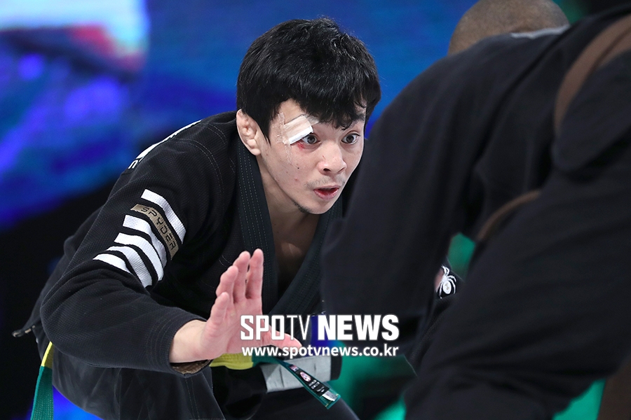 [포토S] 파울로 미야오, 옷깃을 노리는 맹수