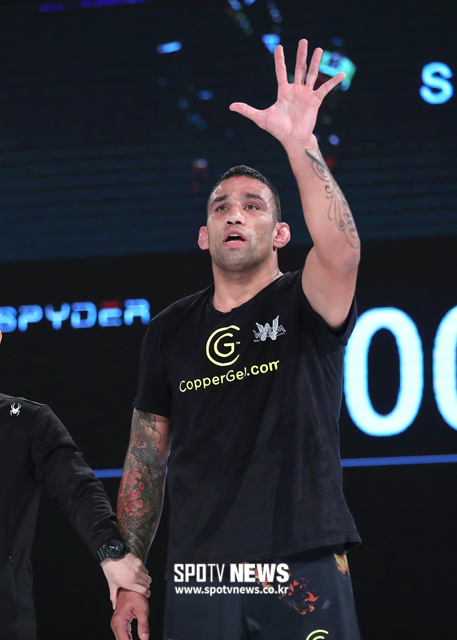 [포토S] UFC 스타 베르둥, '5분만 더 해도 되겠습니까'