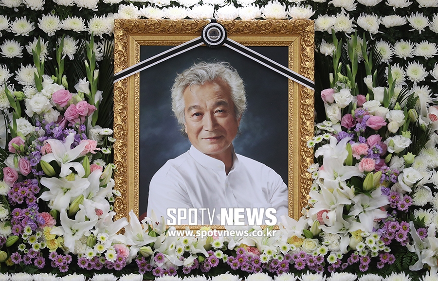 [포토S] 故신성일의 영정