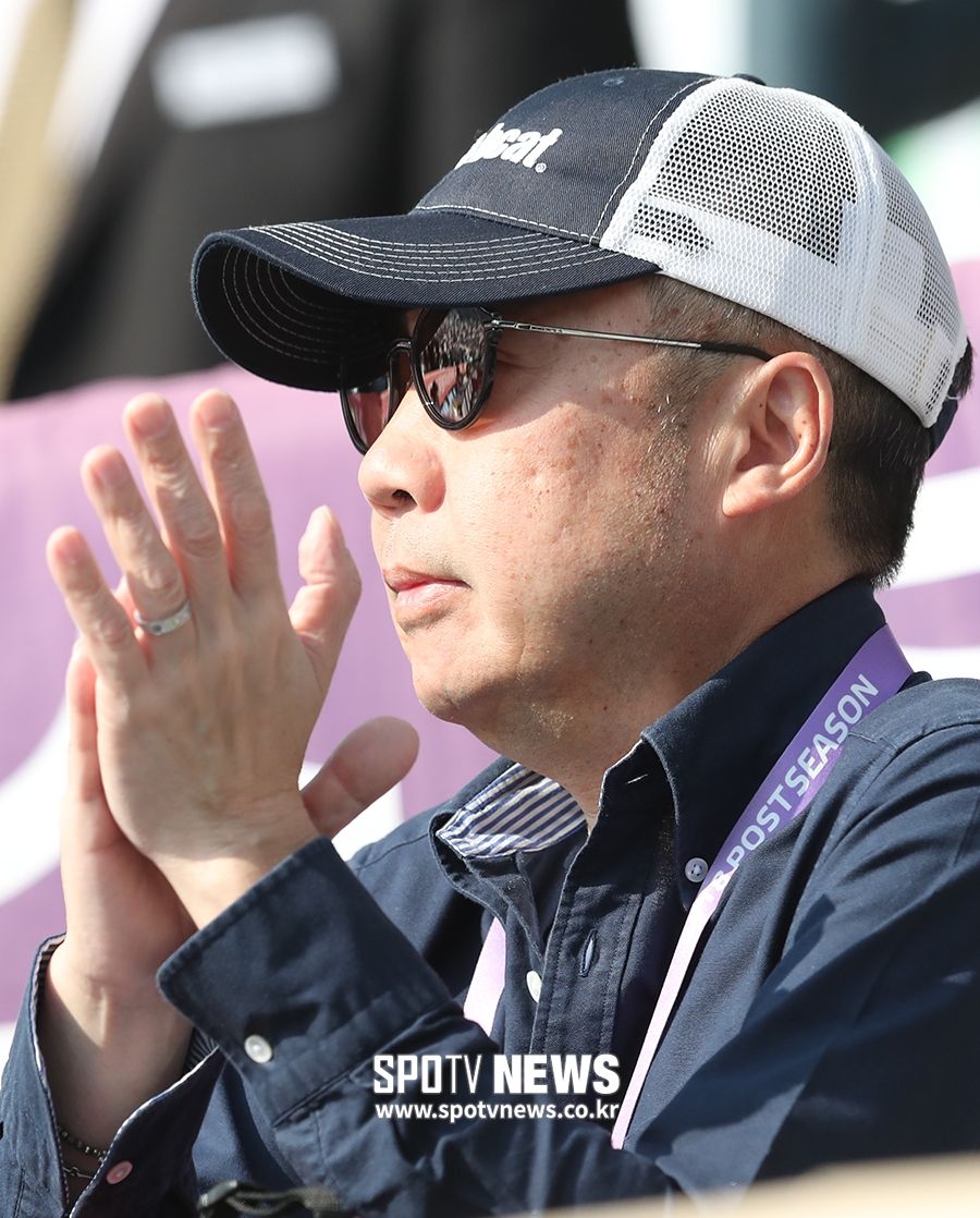 [포토S] 선수들에게 박수 보내는 박정원 회장