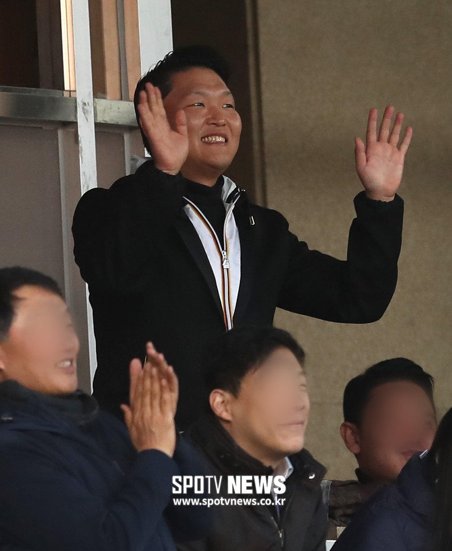 [포토S] 야구팬들에게 환영 받는 싸이