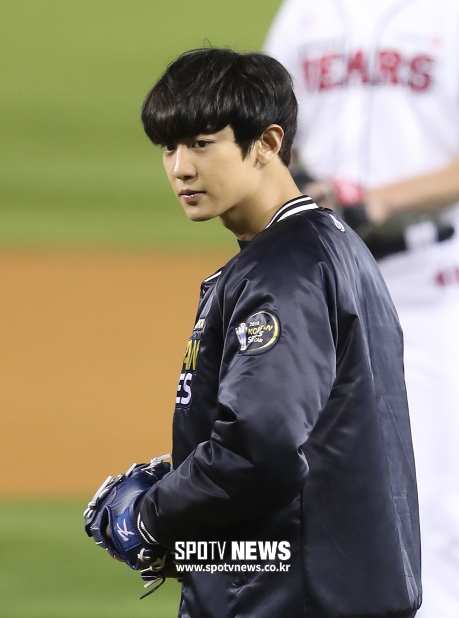 [포토S] 엑소 찬열, 마운드 올라 진지한 눈빛