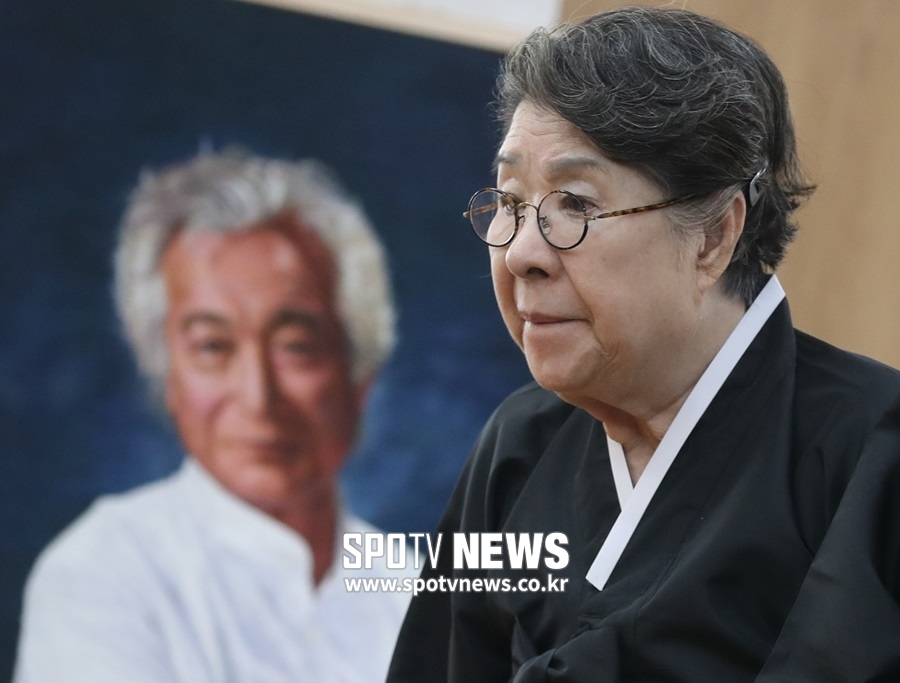 [현장S] 엄앵란 "故 신성일, 울면서 보내고 싶지는 않아"