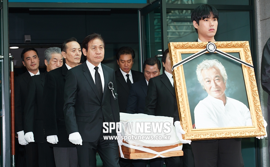 [포토S] 故신성일 운구하는 배우 안성기