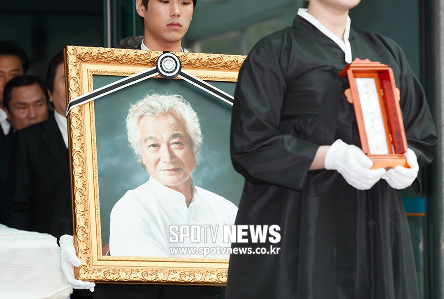 [포토S] 장지로 떠나는 故신성일의 영정