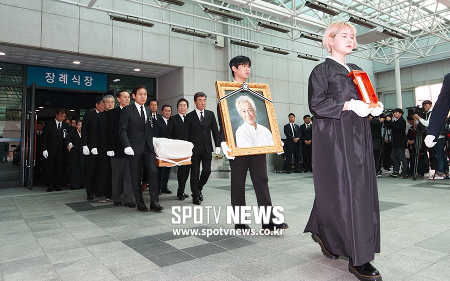 [포토S] 故신성일의 발인
