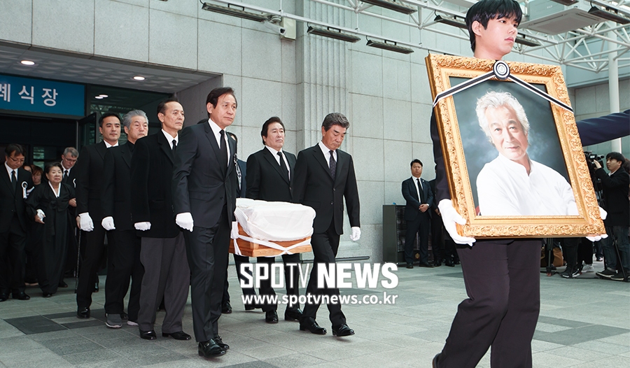 [포토S] 故신성일 운구하는 배우 안성기-이덕화