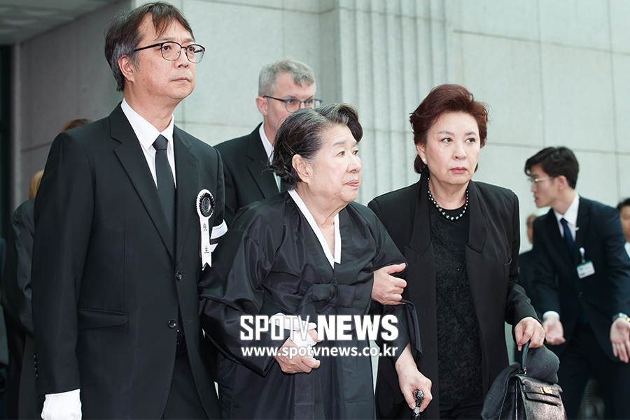 [포토S] 운구 행렬 따르는 엄앵란 여사