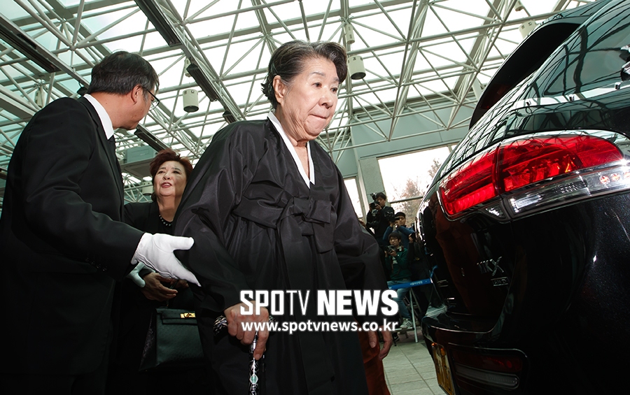 [포토S] 故신성일 장지로 향하는 엄앵란 여사