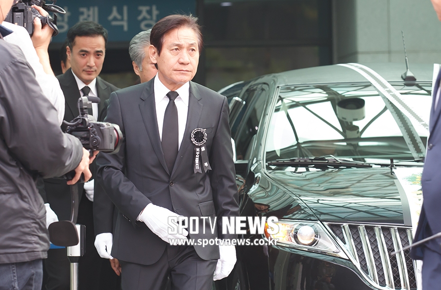 [포토S] 故신성일 운구차 따라 이동하는 안성기
