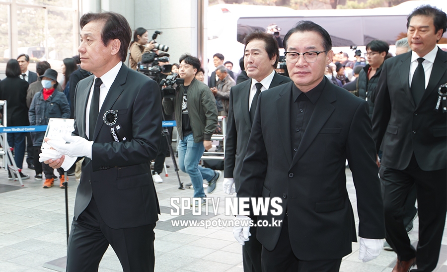 [포토S] 故신성일 장례 마친 배우 안성기-독고영재