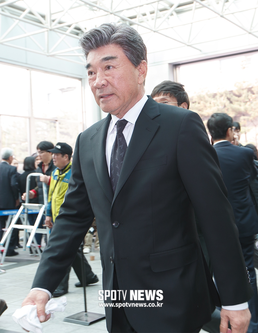 [포토S] 故신성일 보낸 배우 이덕화
