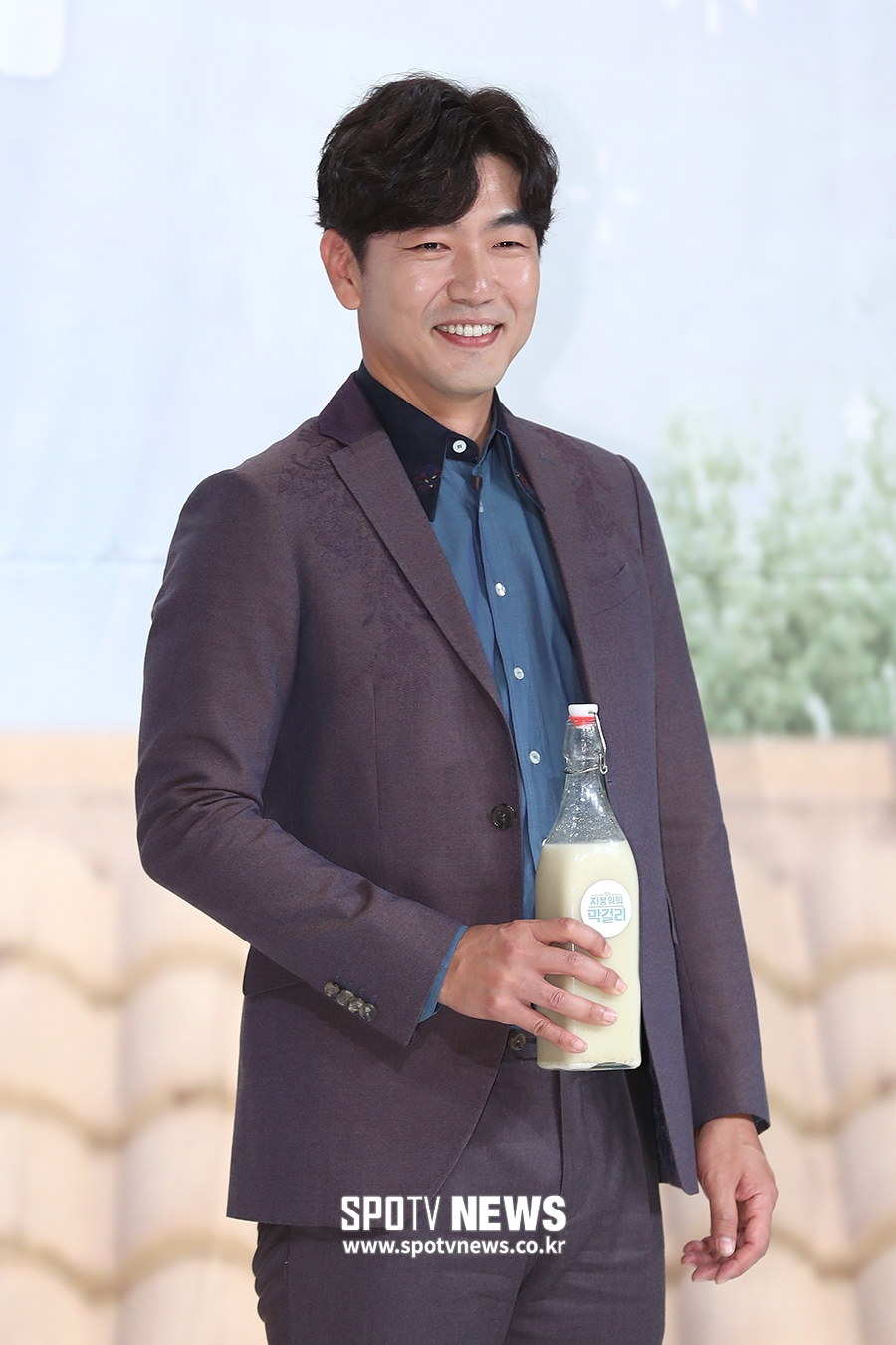 [포토S] 이종혁, 막걸리병 들고 부드러운 미소
