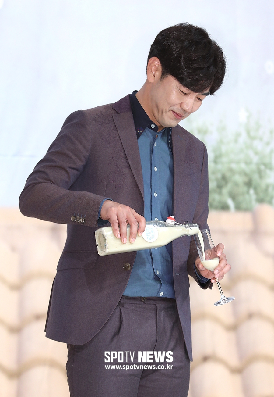 [포토S] 이종혁, 막걸리를 와인잔에 콸콸콸