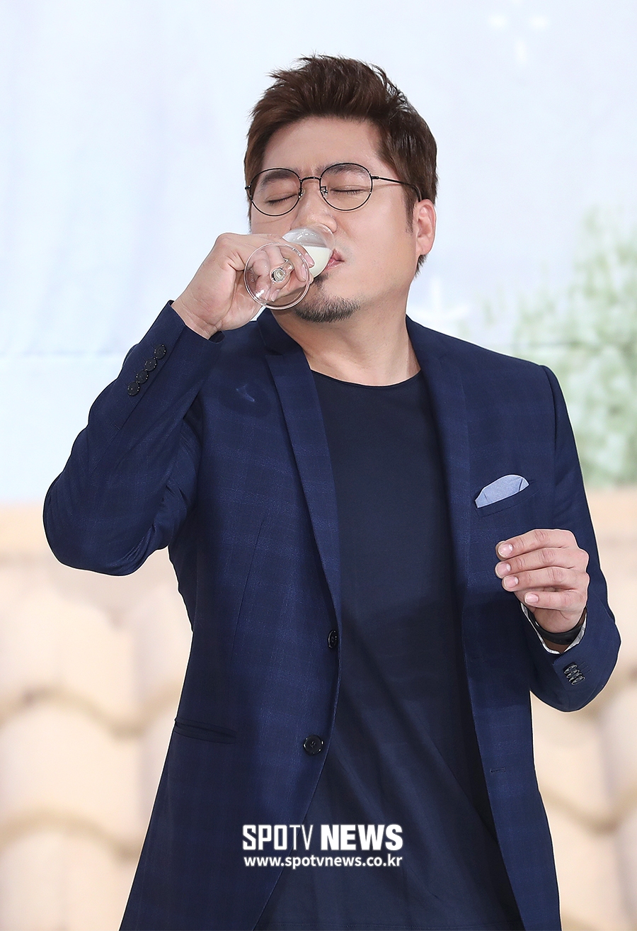[포토S] 김조한, 막걸리 마실 때도 R&B 스타일로~