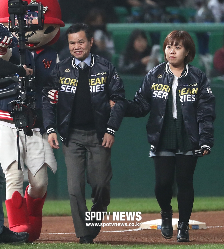 [포토S] 한국시리즈 3차전 시구자로 나서는 이상씨
