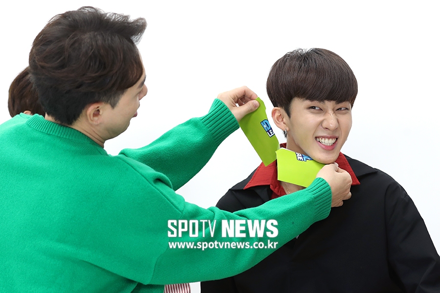 [포토S] 스트레이 키즈 창빈, 종이도 찢는 날렵한 턱선