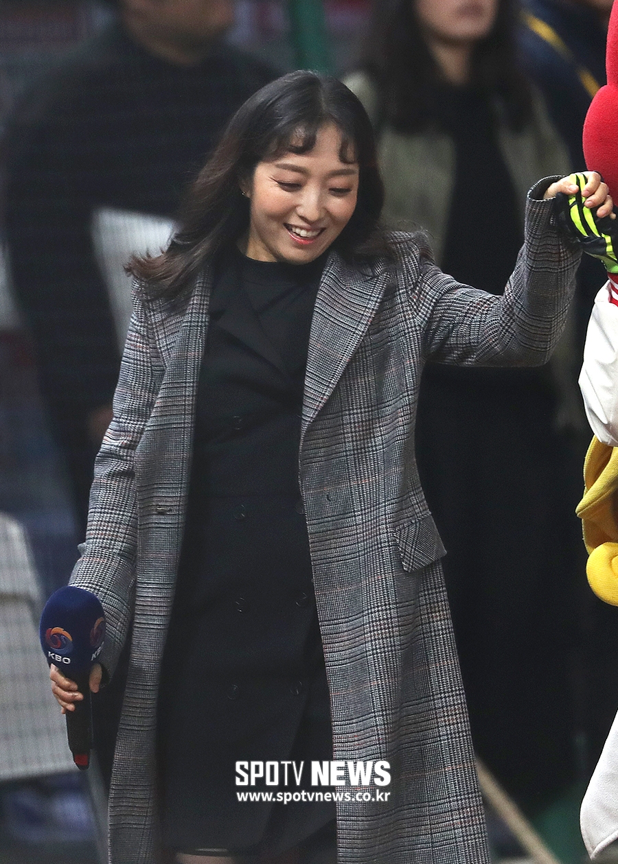 [포토S] 정인, 'KS 4차전, 애국가 부르러 왔어요!'