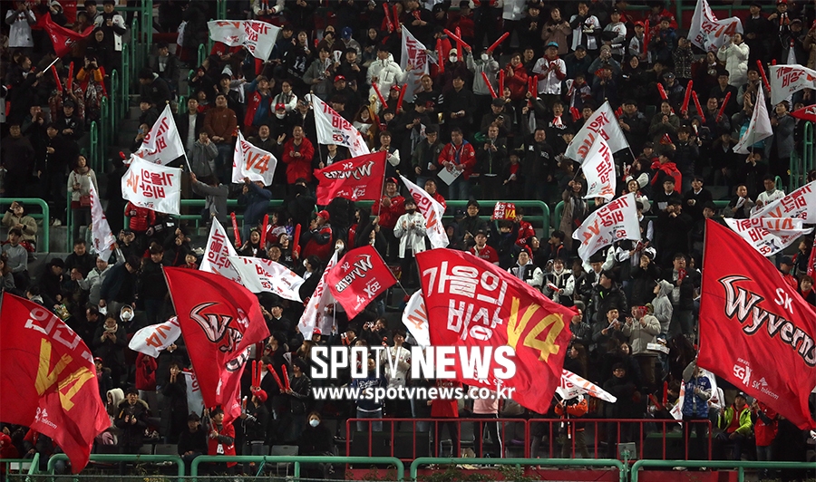 [포토S] 한국시리즈 4차전, 뜨거운 깃발 응원 펼치는 SK 팬들