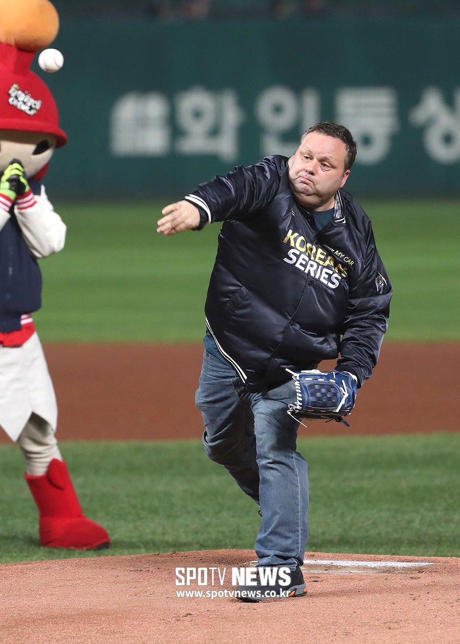 [포토S] 한국시리즈 4차전 시구하는 폴포츠