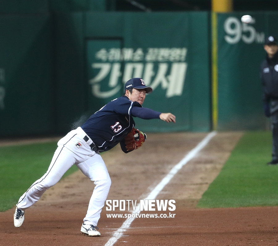 [포토S] 허경민, 이닝 종료시키는 빨랫줄 송구!