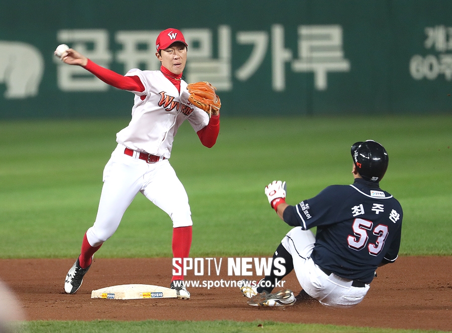 [포토S] 박승욱, 실점 위기 넘기는 깔끔한 더블플레이!