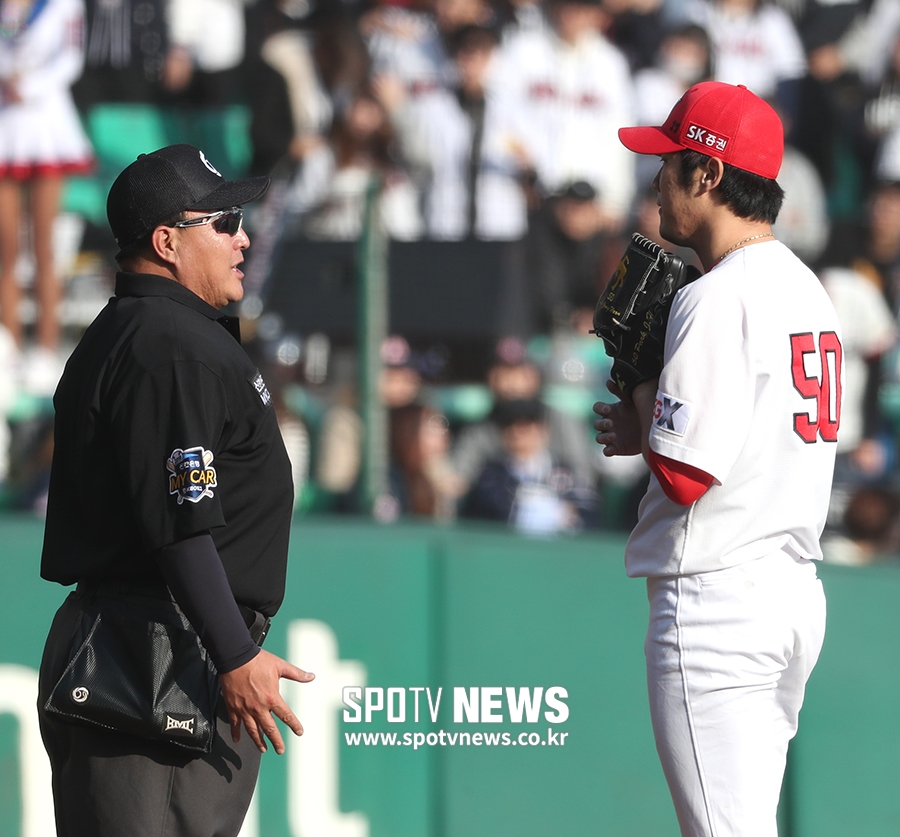 [포토S] 투구 자세 주의 받는 박종훈