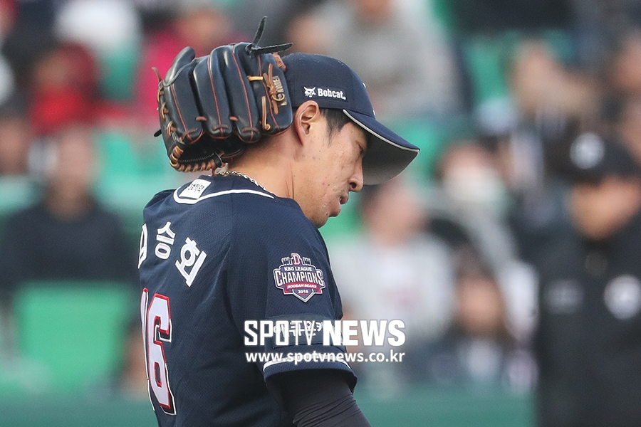 [포토S] 밀어내기 볼넷 허용한 김승회